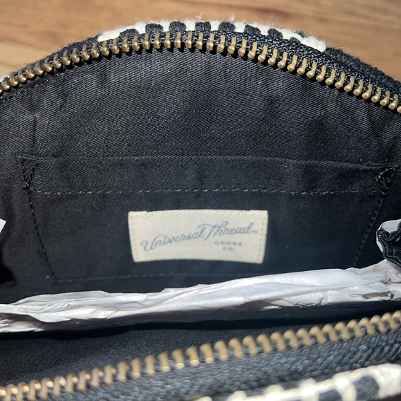 NWT Universal Threads Woven Clutch with Beaded Tassel - Picture 4 of 7